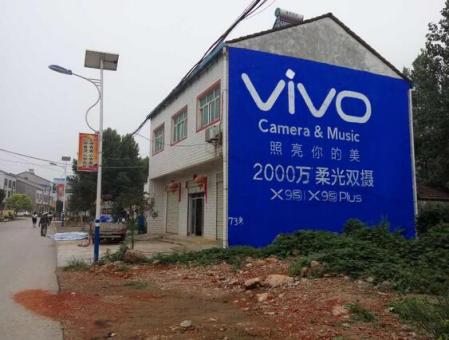 金沙刷墙广告和喷绘墙体广告哪个效果好？